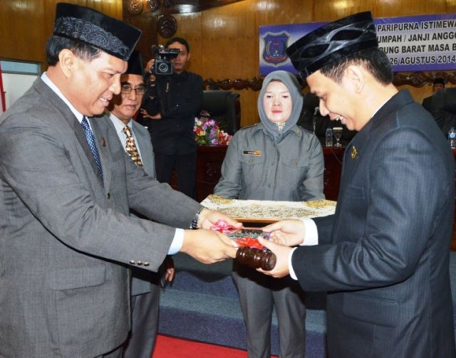 Ketua DPD Gerindra Tanjab Barat Faizal Riza menerima palu ketua DPRD sementara